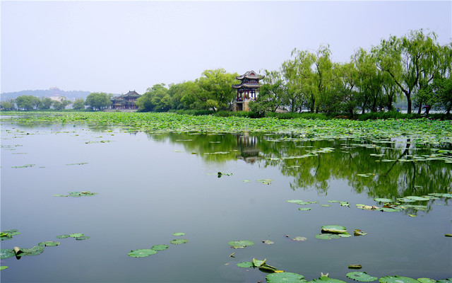泛舟昆明湖健步西堤行