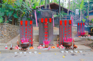 清明，在景区寄托对先烈的敬意