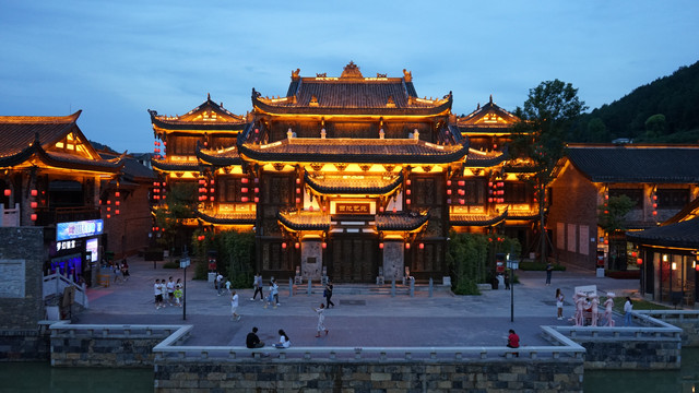 贵阳周边|开了一小时车去贵阳“小乌镇”看夜景,没想到还能沿河放灯祈福