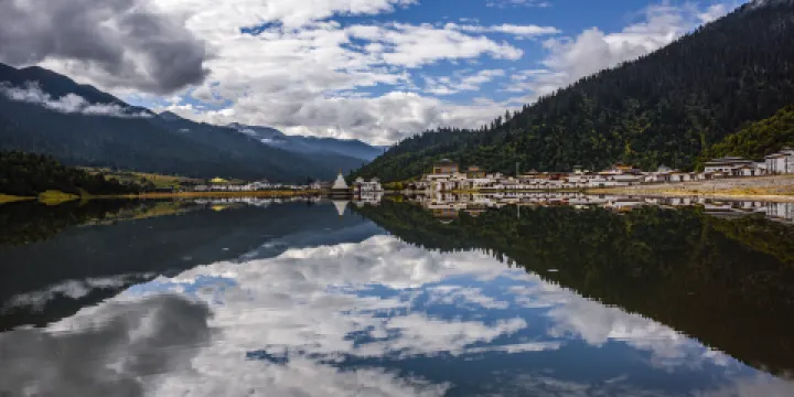 魯朗貢措湖景區