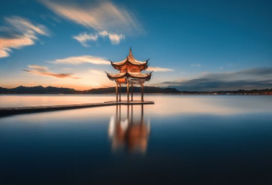 杭州西湖断桥+网红美食夜游(2-10人内团)可选河坊街夜游船【[品质保障]承诺无购物无自费项目，真纯玩无套路出游更放心】