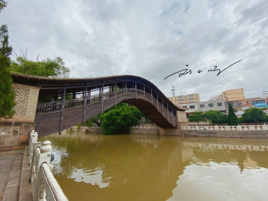 甘肃渭源县有一座明代古桥，是全国重点文物保护单位，游客却不多