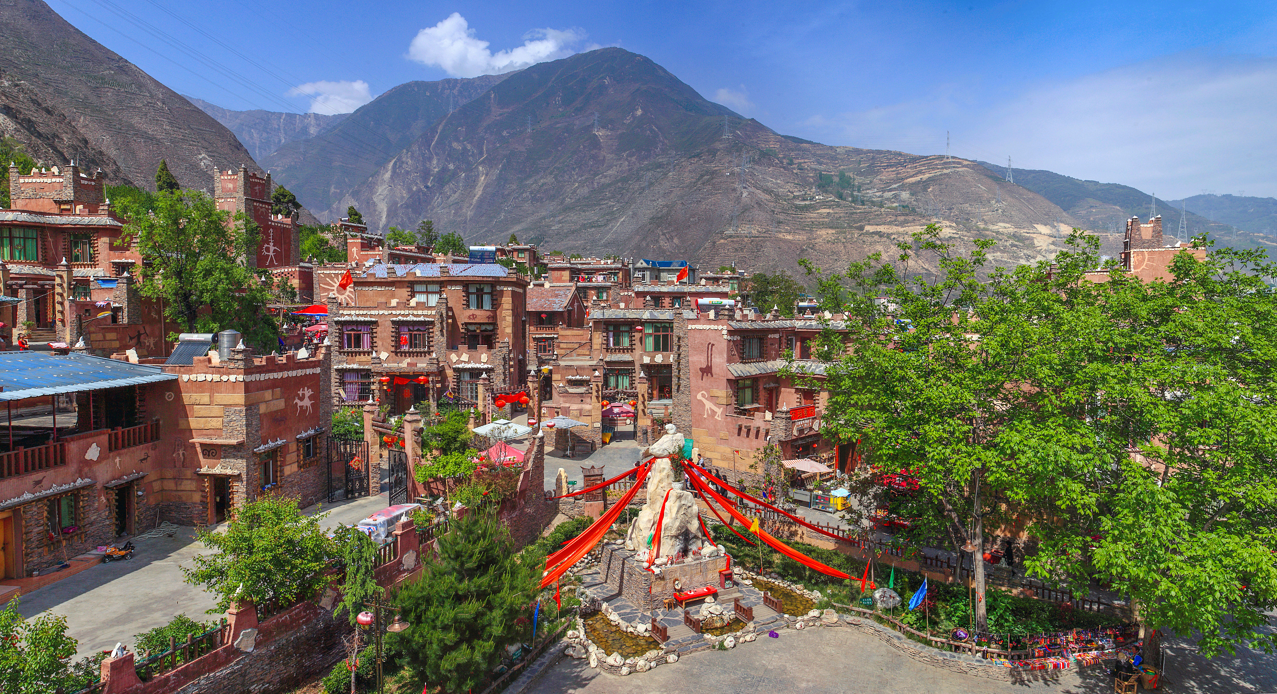 2-Day Mao County Tour: Qiang Ethnic Culture, Ancient Qiang Castle and Songping Valley