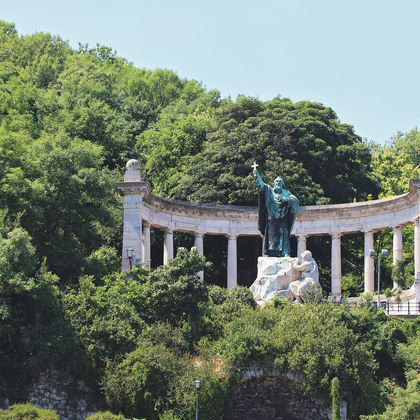 匈牙利布达佩斯盖勒特山及雕像+匈牙利国会大厦+圣伊什特万圣殿+盖烈特温泉一日游