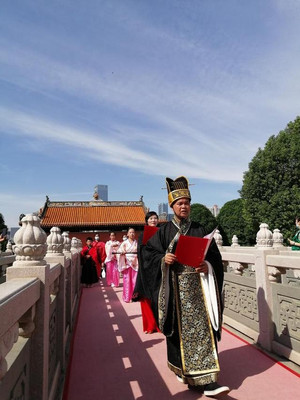他们身穿汉服，在南宁孔庙礼拜孔子，很有仪式感