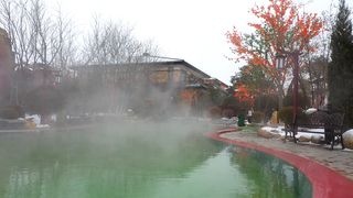 康养温泉，就在东方华地城，带着家人朋友来养生