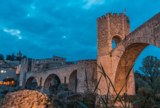 西班牙巴塞罗那+卢佩特【穿梭中世纪石巷-权力与游戏取景地打卡【西班牙卢佩特以其宁静的乡村风光和古朴的建筑风格吸引着游人，漫步其间，仿佛能感受到时间的缓缓流淌。】