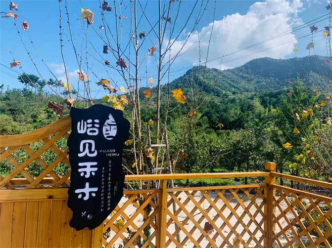 天津薊州峪見禾木民宿，有山有水還有野奢帳篷帶娃睡進風景裡。