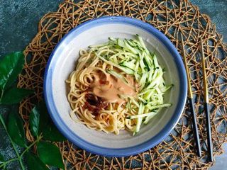 做凉面，最忌出锅过凉水，学会小吃店的做法，面条劲道香入味