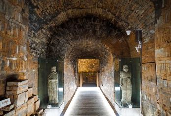 【洛阳古墓博物馆讲解】120分钟 资深导游 纯玩跟团 含耳麦【[安心听]持证上岗，定期培训考核，真人导游精讲，配备无线耳麦 带您品历史；】