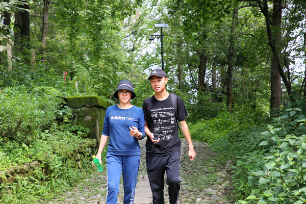 大理徒步之行8公里,遇见1古道2古刹。收获一副好对联:读书随处净土 ,闭门即是深山