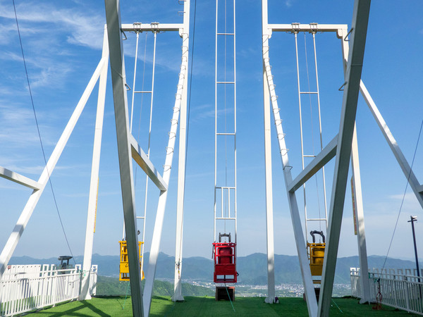 除了玻璃桥,这个全长428米,大朋友,小朋友都钟爱的七彩滑道也是不可