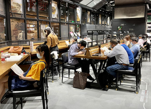 长长的阅读桌 黑牌西西弗书店 矢量咖啡