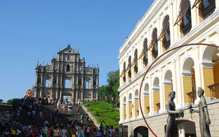 澳门的世界级景色很吸引人，有知名的大三巴牌坊，和澳门最早庙宇
