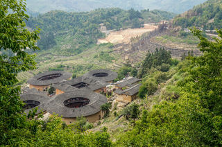 神奇的福建土楼：以泥土为主材料，住几代人却不损毁！