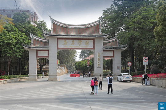 厦门集美学村既是钟灵毓秀之地的闽南侨乡，又是凝集众美的观光地