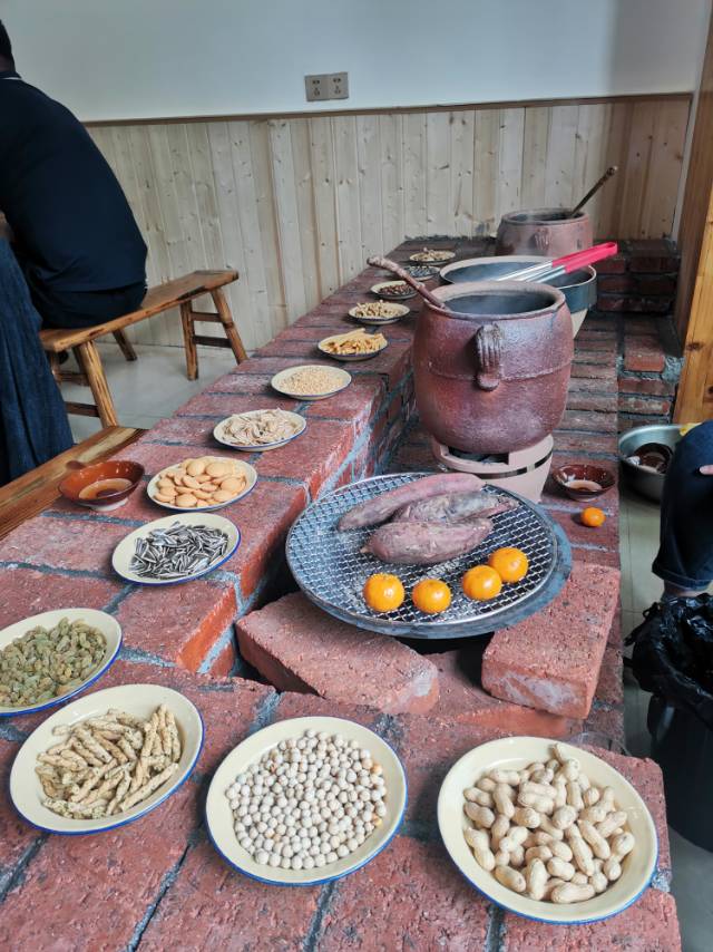 聚朋酸菜肥肠餐厅图片