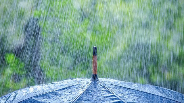 雨中散步,领略乌兰浩特博源蓝海御华大饭店不一样的美丽