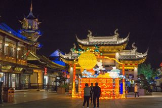 昆山夜周庄，古韵流水花巷浓，姑苏灯映半城红
