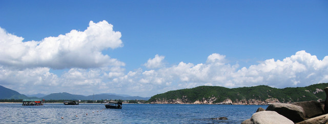 三亚旅游旺季,游艇出海与尾波冲浪两项相比,哪个更划算?