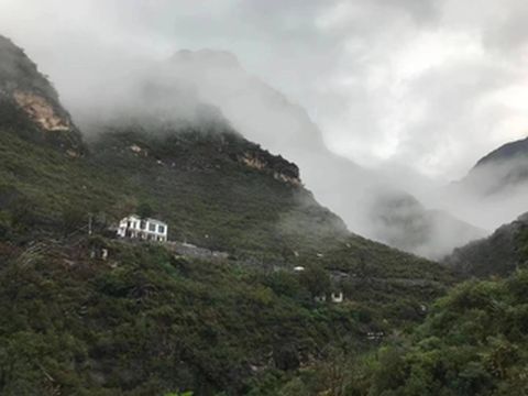 北京房山仙栖溪谷民宿，深藏在山谷半山腰，山顶泳池更是独一无二！