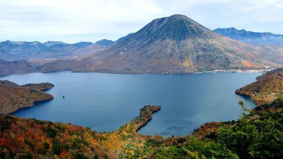 男體山