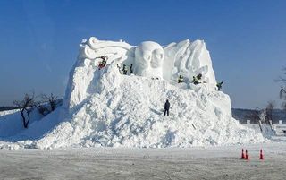 大型雪雕是如何制作的?参观净月潭后一切都明白了,场面太壮观啦