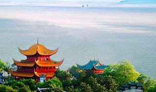 从百花洲看岳阳楼 范仲淹最懂滕子京