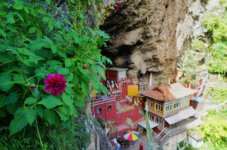 崖洞里修行、天街观日出,马尔康的悬崖峭壁藏着隐世仙境