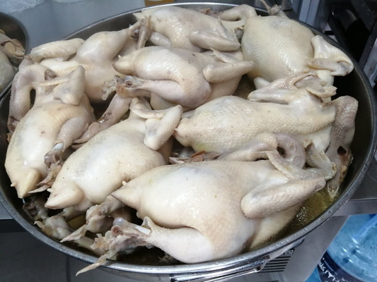 岭头凰竹盐鸡好吃又便宜,为了买到它,这个食客等20几分钟都愿意