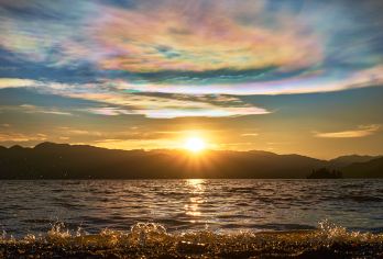 大理白族自治州泸沽湖+情人滩+走婚桥+里格岛一日游畅玩泸沽湖【1.免费提供矿泉水，纸巾，雨伞，手机充电器。】