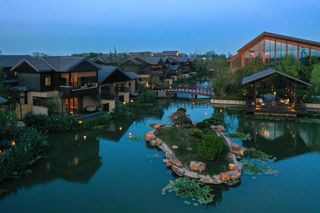 国内版虹夕诺雅：游日式小京都、观唐风演艺、泡私汤温泉