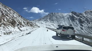 川藏线上一辆浙A轿车抛锚，海拔5130米东达山，大过年人呢？