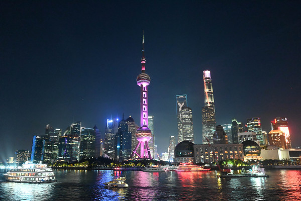 我高考三个志愿都要去的城市,它是纸醉金迷的魔都,是我爱的城市。