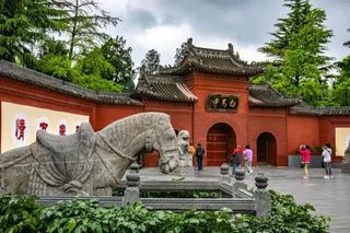 洛阳白马寺一日游寺院坐北朝南，为中轴对称格局