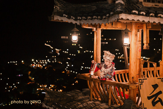 俯瞰千户人家万盏灯火,千户苗寨一辈子一定要去一次~