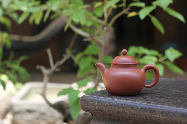 潮州の陶芸家【章燕明造】紫砂茶壺 小ぶり急須 手拉壺技法による朱