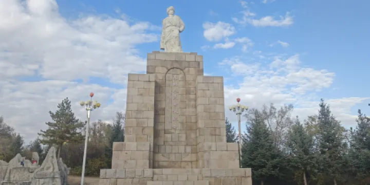 碾子山人民解放紀念碑