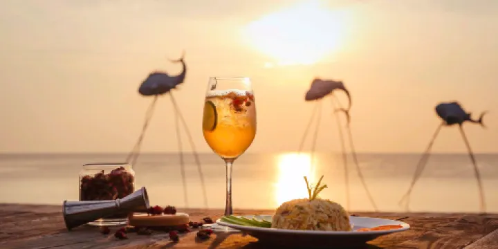 日落薩納托海灘俱樂部