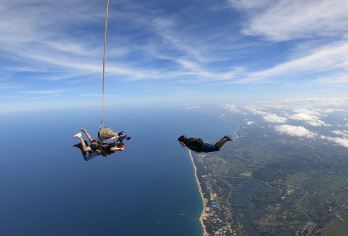阳江海陵岛海上跳伞基地一日游【海景跳伞+高清摄像跟拍】【[刺激嗨玩]4000米海景跳伞+高清摄像跟拍】