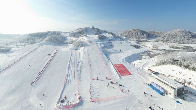 巴东绿葱坡滑雪场