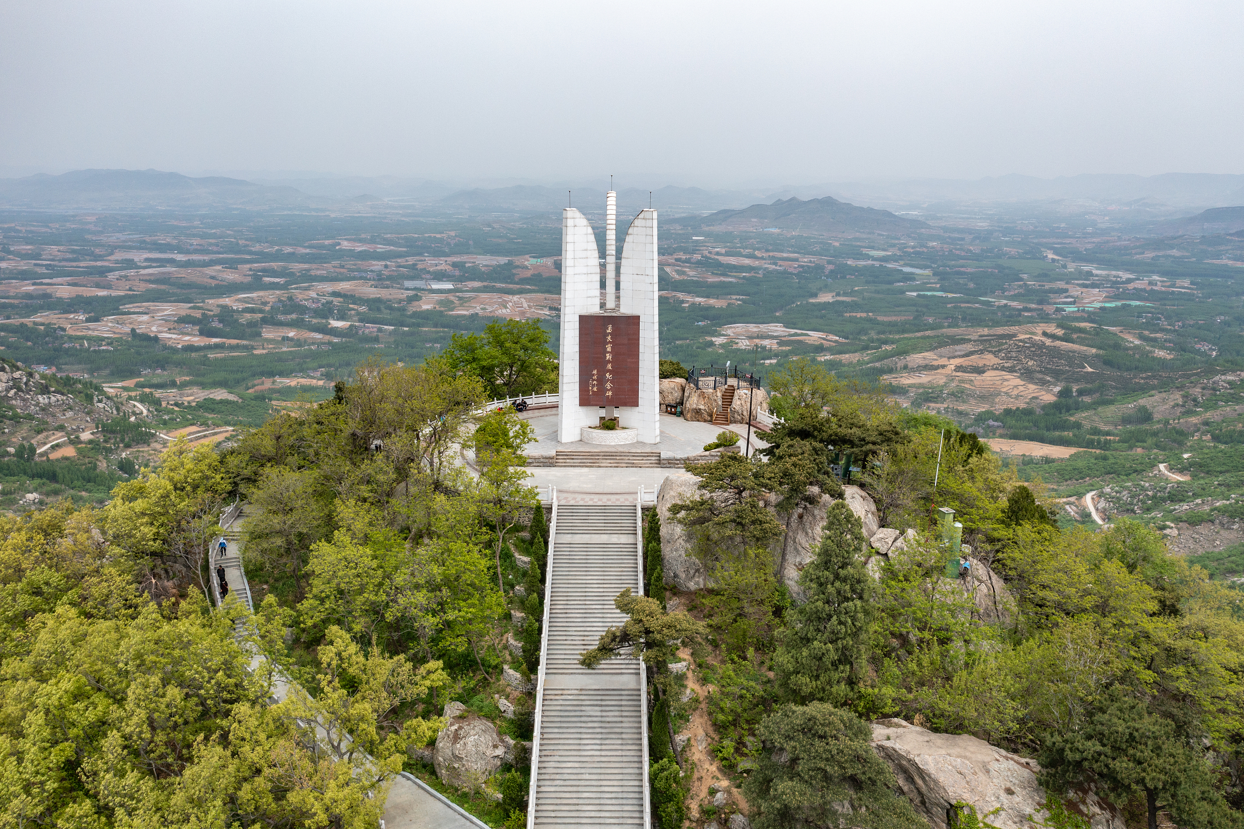 이난 2일 투어: 제갈량 문화와 이멍산의 자연미를 탐험해 보세요