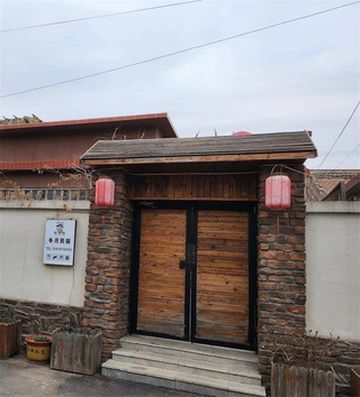 北京怀柔九渡河山里冬月民宿，门前就有清澈小溪，平日包院仅1680