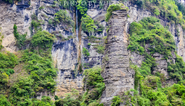 金佛山烛台峰,自驾才能领略的奇峰飞瀑,绝壁上惊现两大未解之谜