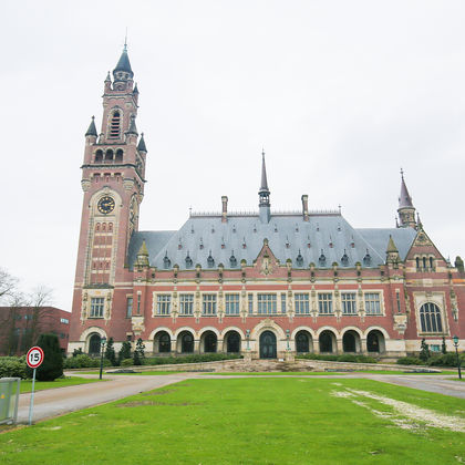 荷兰国际战犯法庭+莫瑞泰斯皇家美术馆+海牙广场+国会大厦与骑士楼一日游