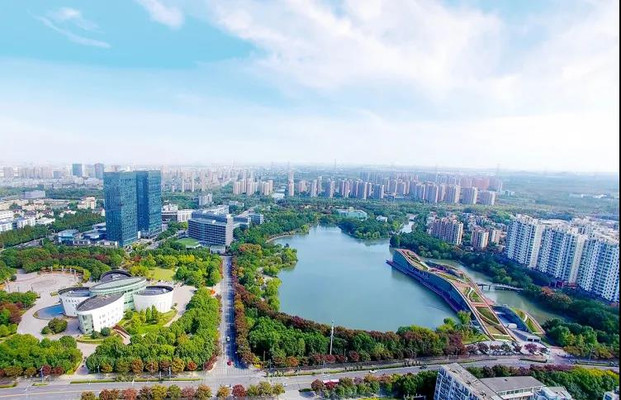 魔都居然有这么仙境的地方？这家酒店被绿树清水环绕，亲子度假的天花板