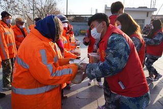 保定理工学院青年志愿者冬至送饺子情暖环卫工
