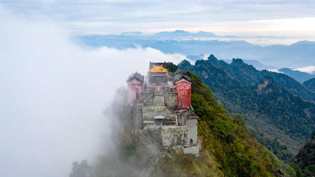中国最大道场在湖北,地位超泰山,峰顶竟有座“紫禁城”,免门票