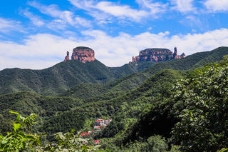 太行八百里，险峰嶂石岩