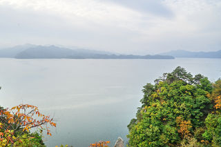 枫叶红了长白山（薄雾笼鸭江）